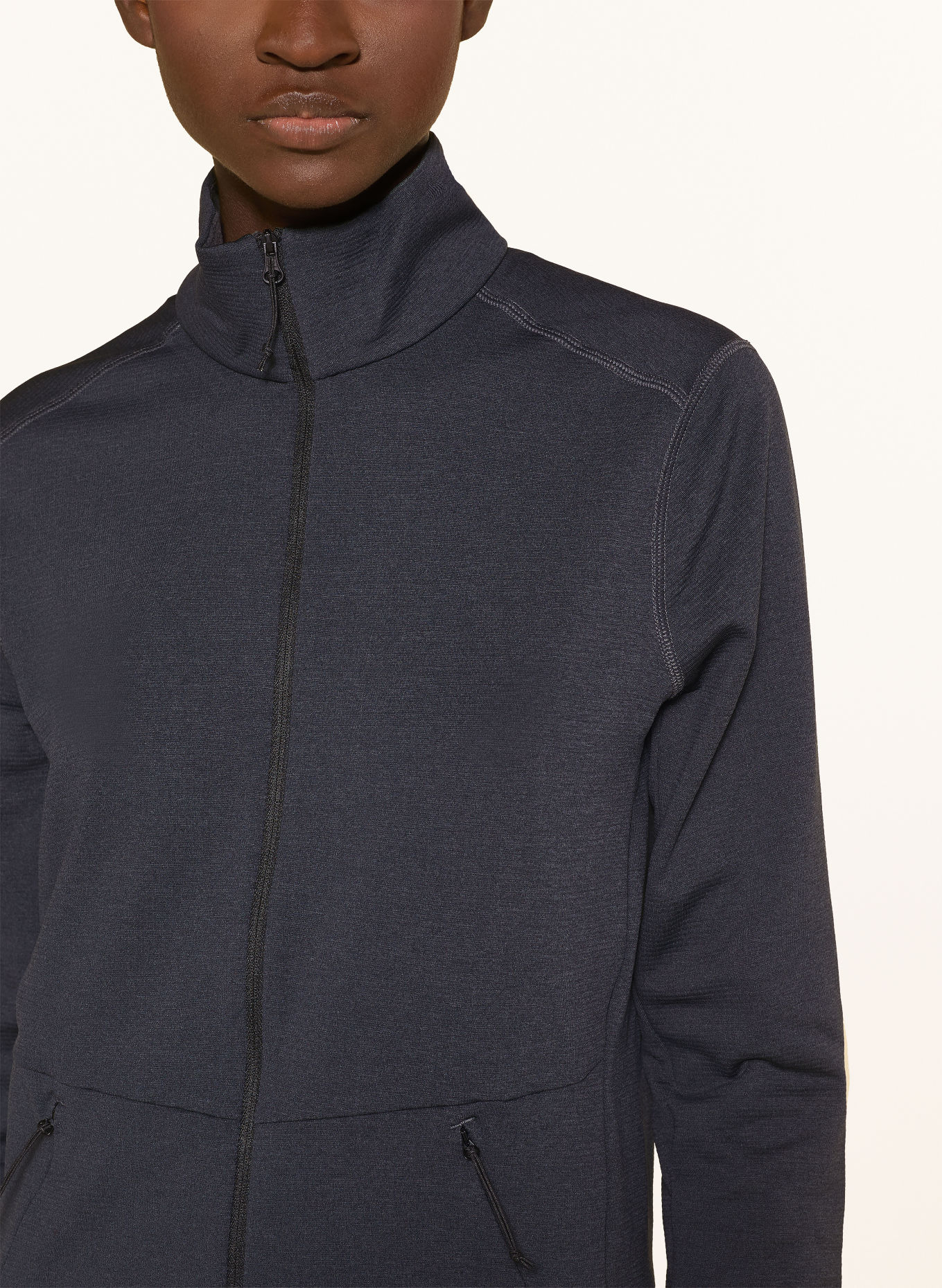 odlo Bunda Midlayer ESSENTIALS: ČERNÁ