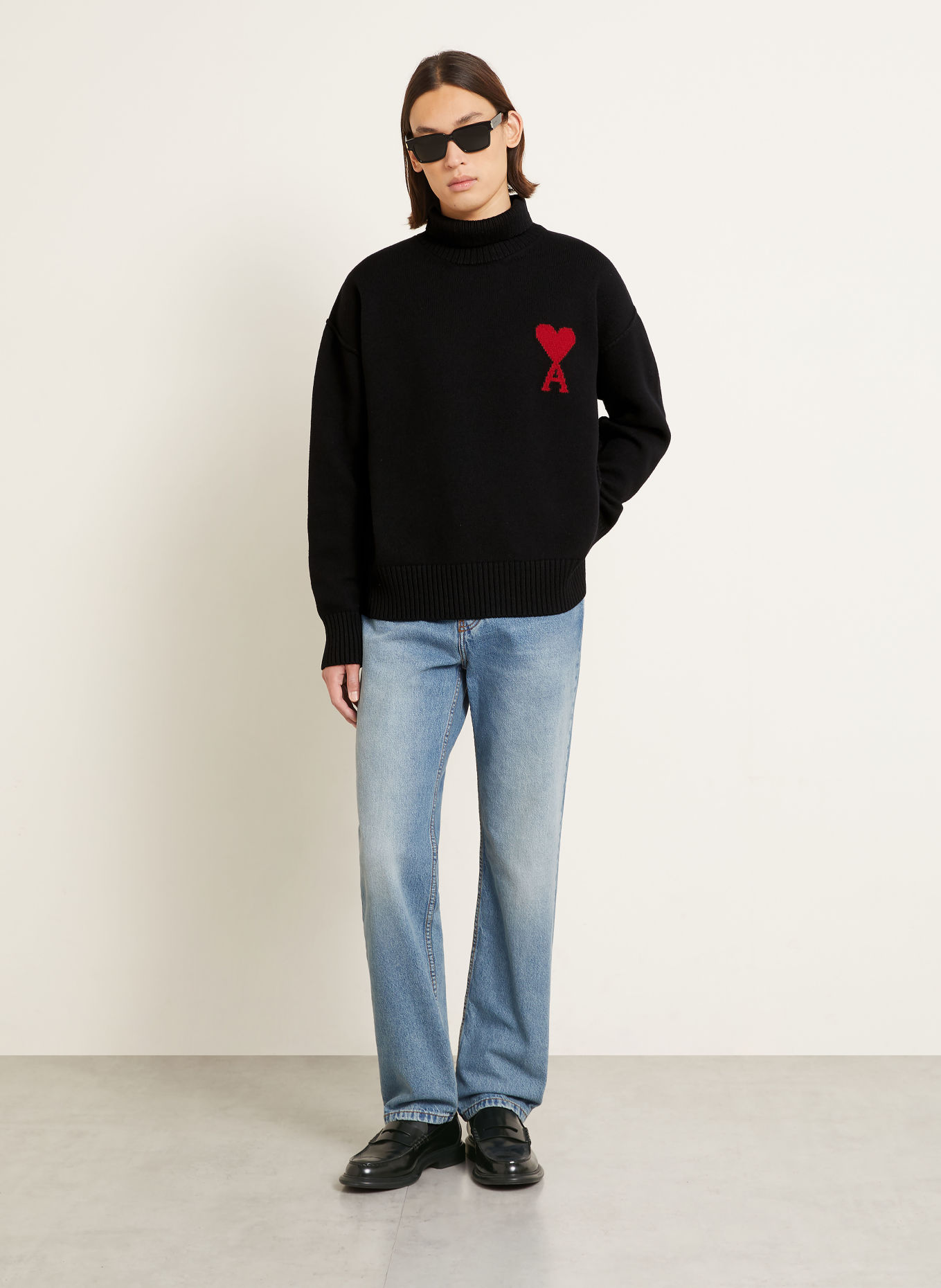 AMI PARIS Rollkragenpullover: SCHWARZ / ROT