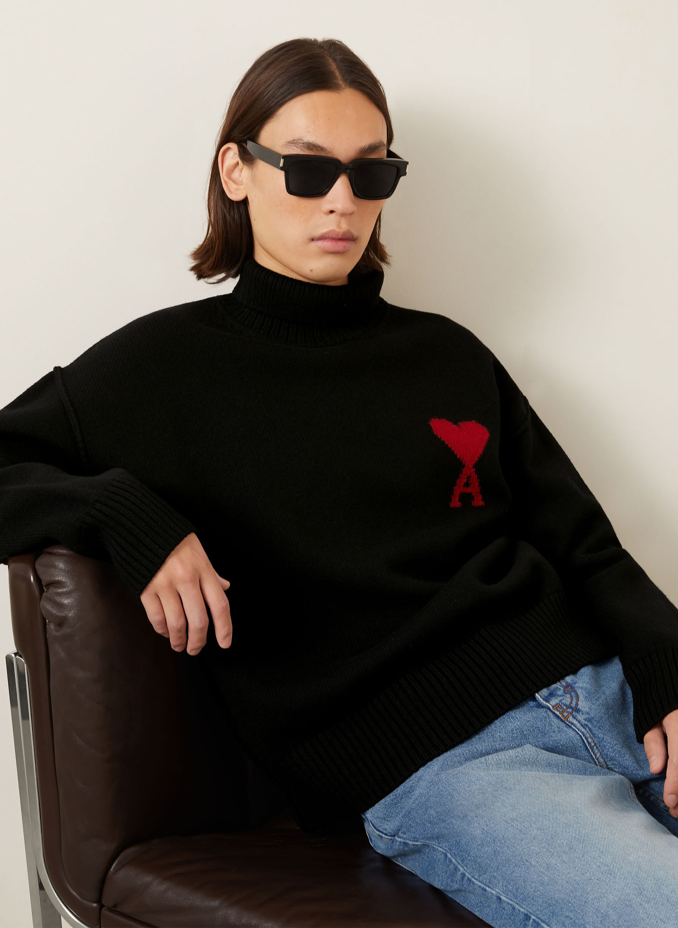 AMI PARIS Rollkragenpullover: SCHWARZ / ROT