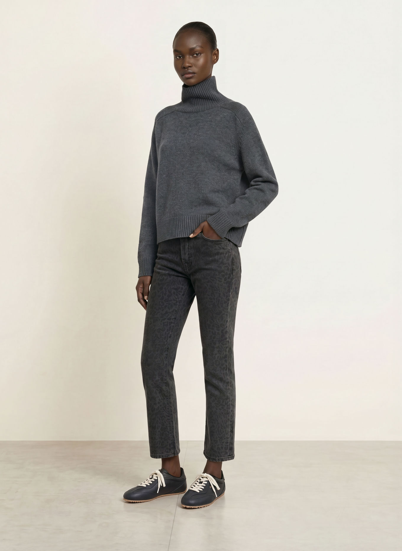 Juvia RIKE turtleneck sweater: DARK GRAY