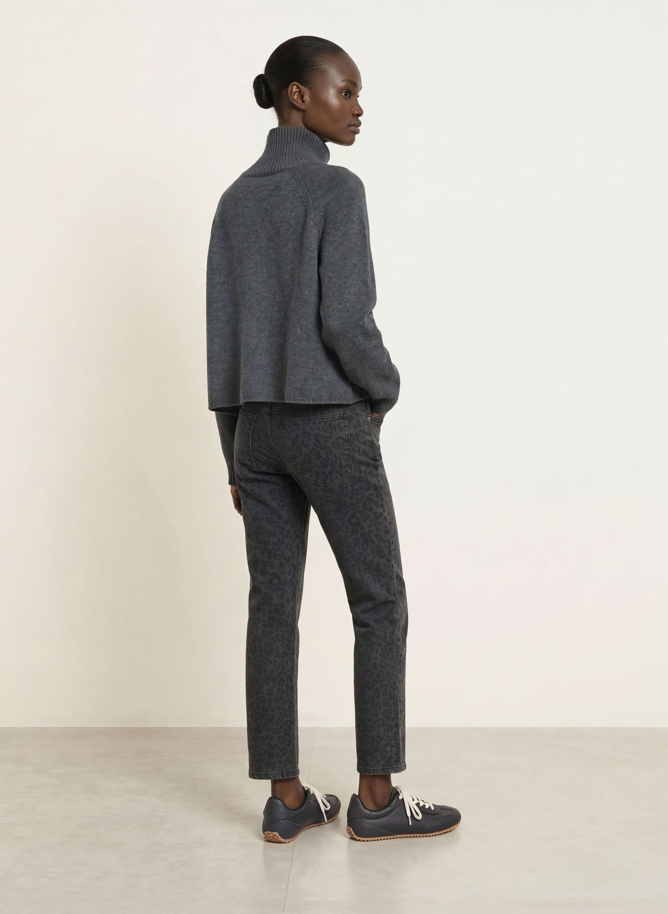 Juvia RIKE turtleneck sweater: DARK GRAY