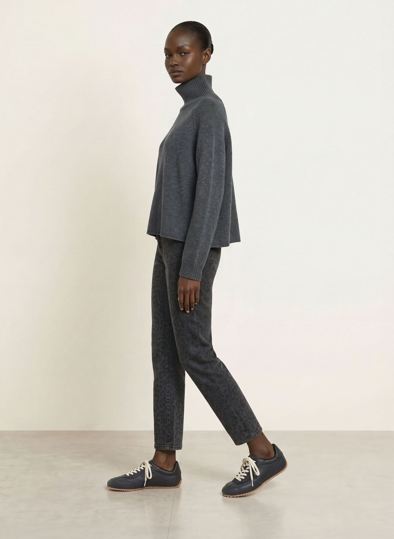Juvia RIKE turtleneck sweater: DARK GRAY