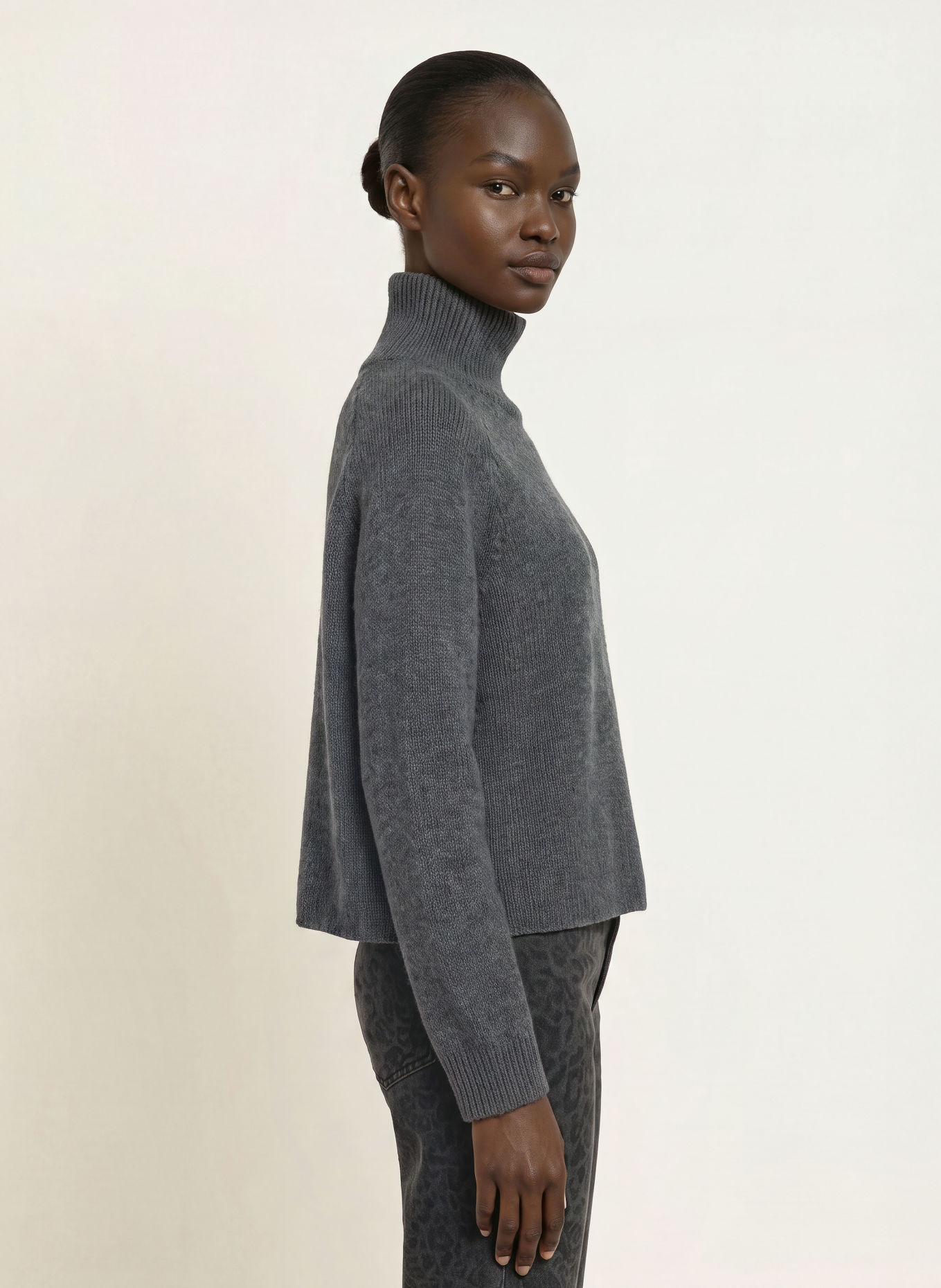 Juvia RIKE turtleneck sweater: DARK GRAY