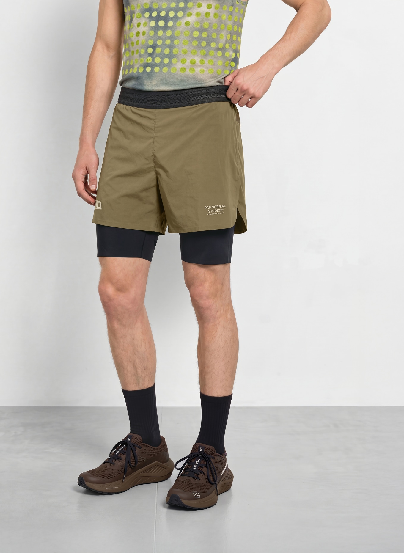 PAS NORMAL STUDIOS 2-in-1 hardloopshort T.K.O. BALANCE: MARRON FONCÉ / ZWART