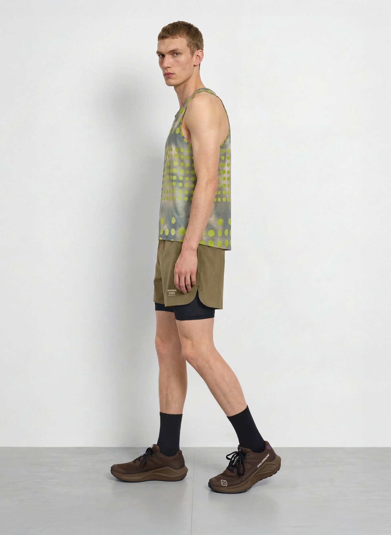 PAS NORMAL STUDIOS 2-in-1 hardloopshort T.K.O. BALANCE: MARRON FONCÉ / ZWART