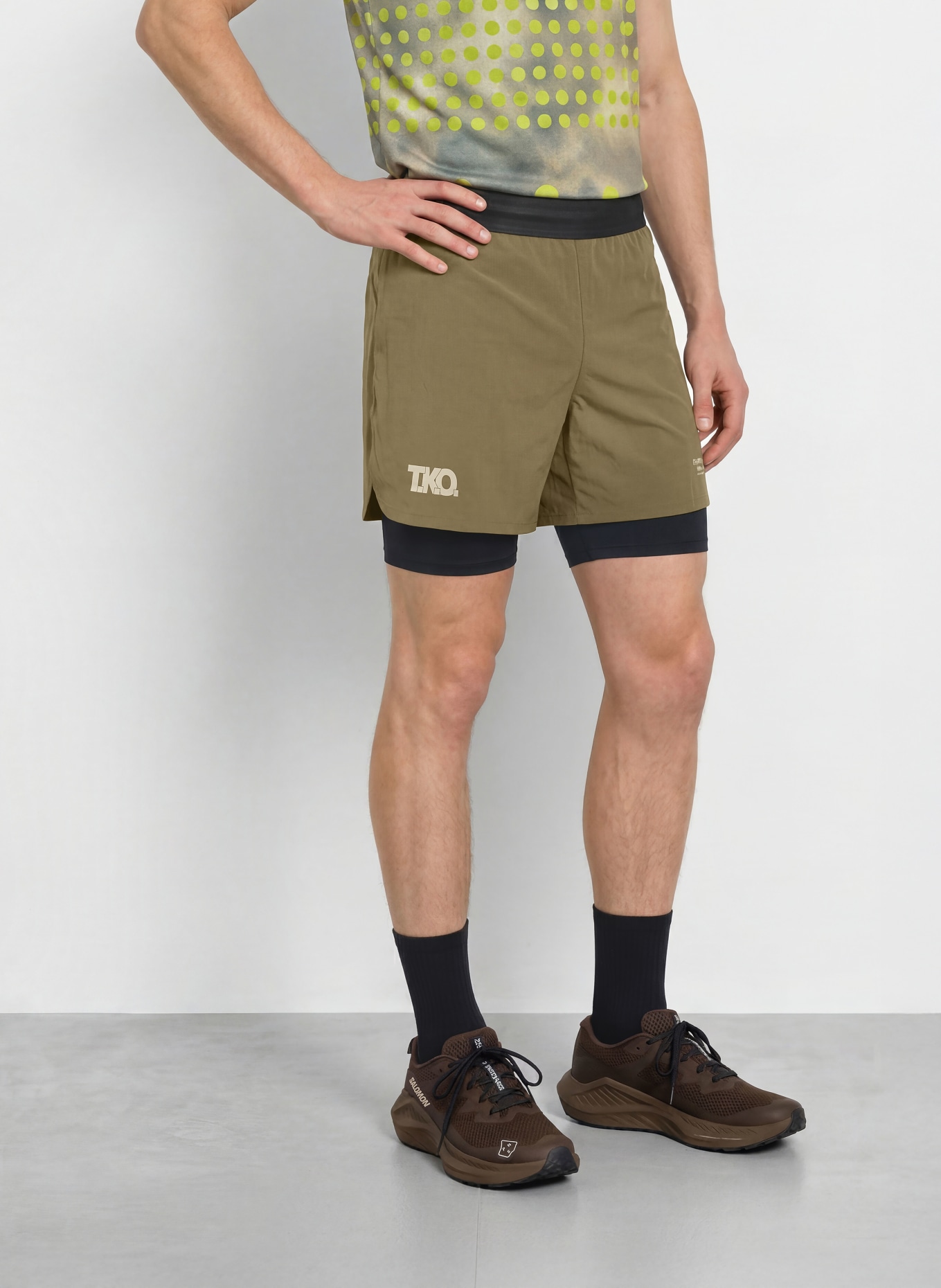 PAS NORMAL STUDIOS 2-in-1 hardloopshort T.K.O. BALANCE: MARRON FONCÉ / ZWART