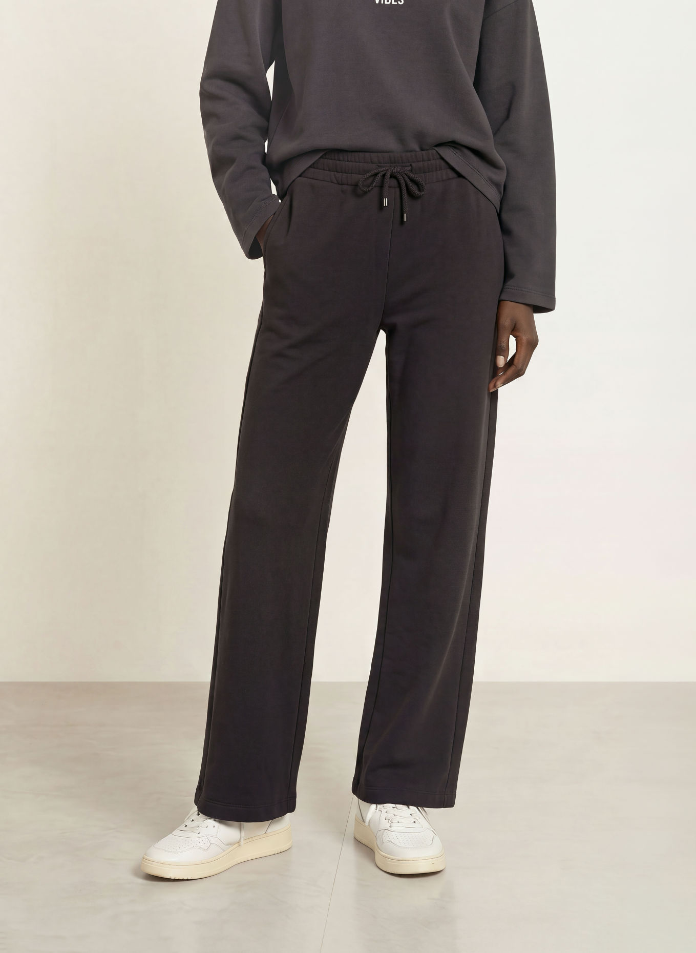 Juvia ELENIA jogging-style pants: DARK GRAY