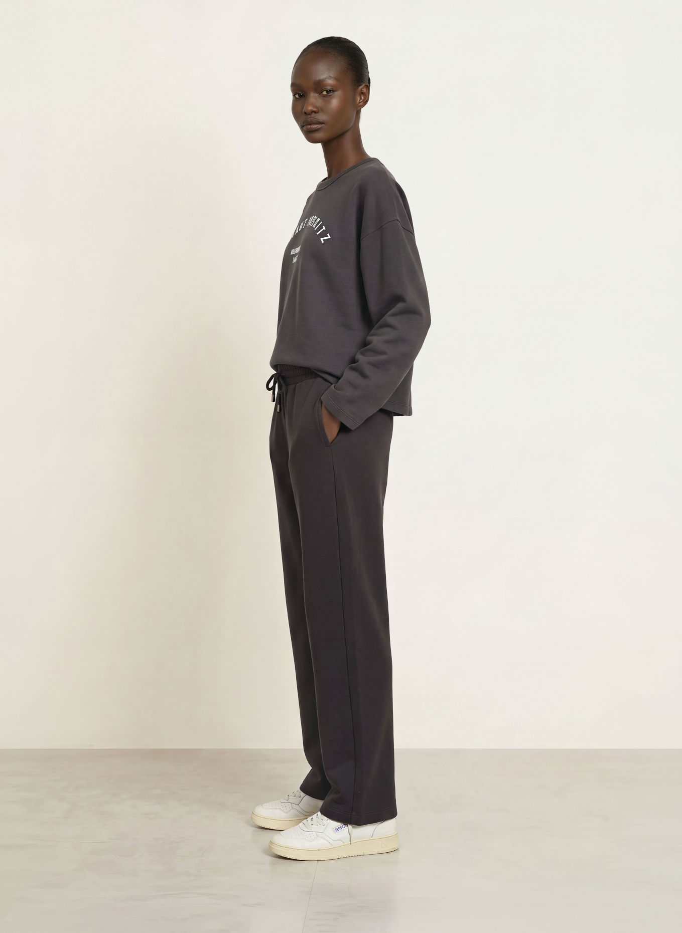 Juvia ELENIA jogging-style pants: DARK GRAY
