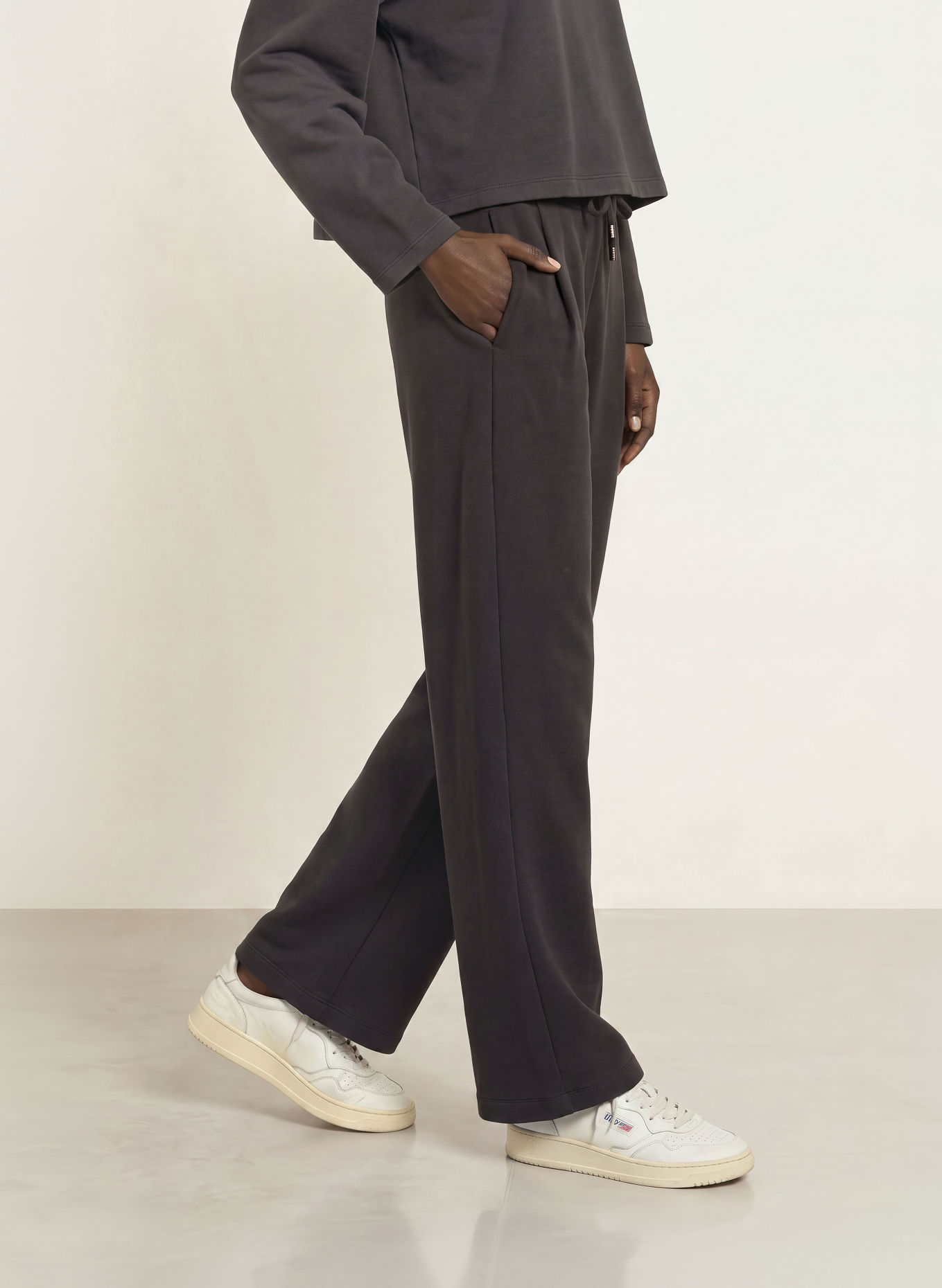 Juvia ELENIA jogging-style pants: DARK GRAY