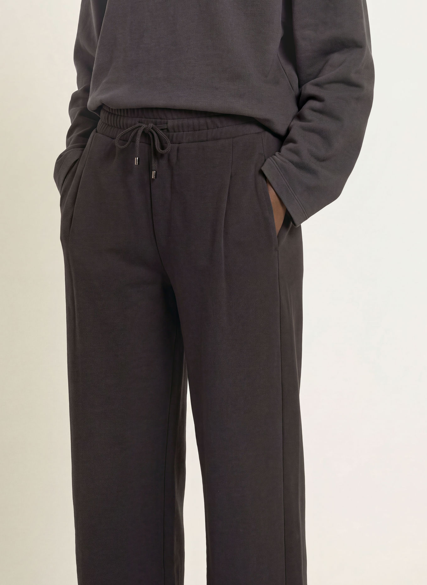 Juvia ELENIA jogging-style pants: DARK GRAY