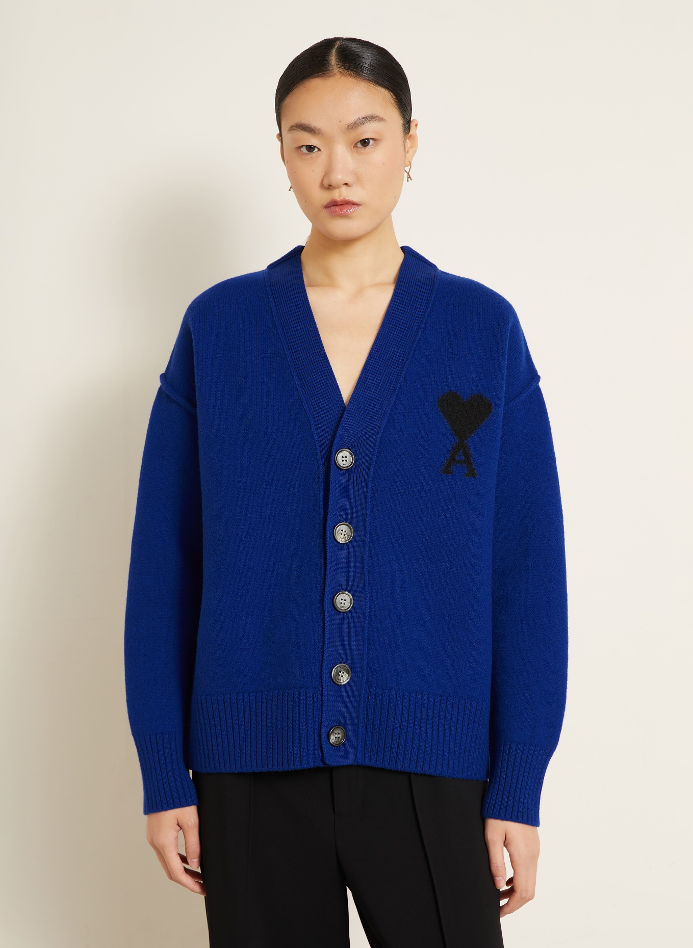 AMI PARIS Strickjacke: BLAU / SCHWARZ
