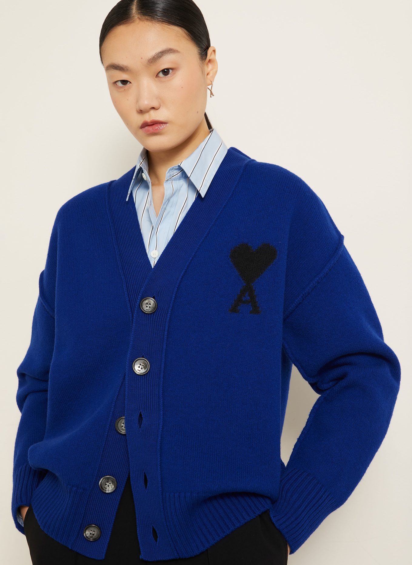 AMI PARIS Strickjacke: BLAU / SCHWARZ