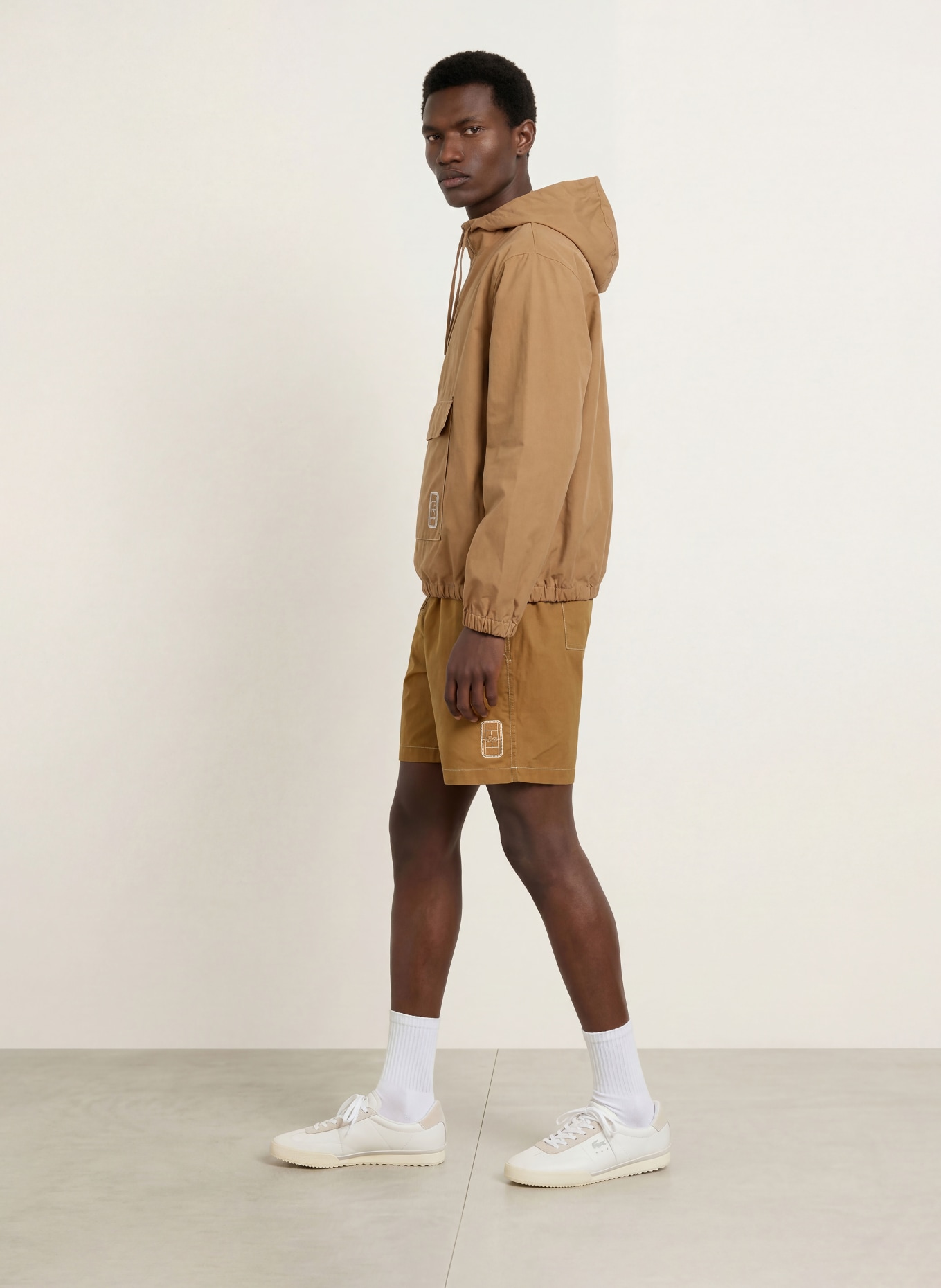 LACOSTE Shorts i afslappet pasform: LYSEBRUN