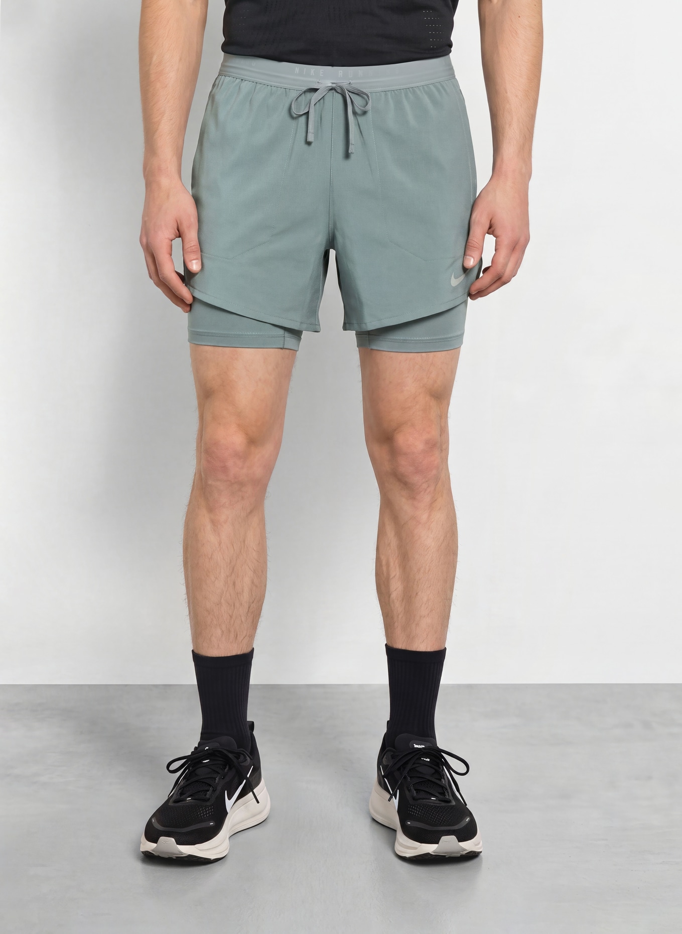 Nike 2-in-1-Laufshorts STRIDE: GRAU
