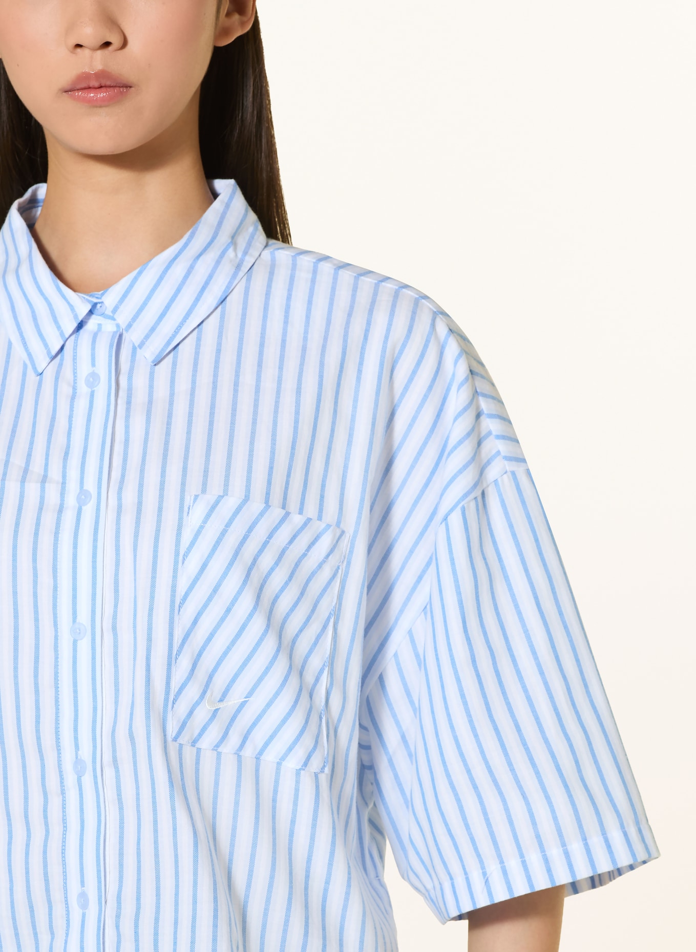 Nike SPORTSWEAR CHILL POPLIN Shirt blouse: LIGHT BLUE / WHITE