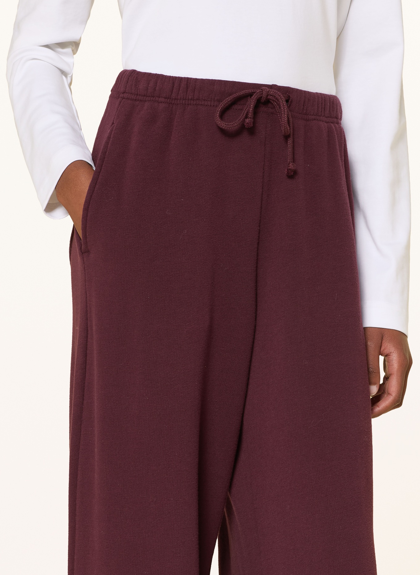 American Vintage Spodnie dresowe ATUBAY: CIEMNOCZERWONY