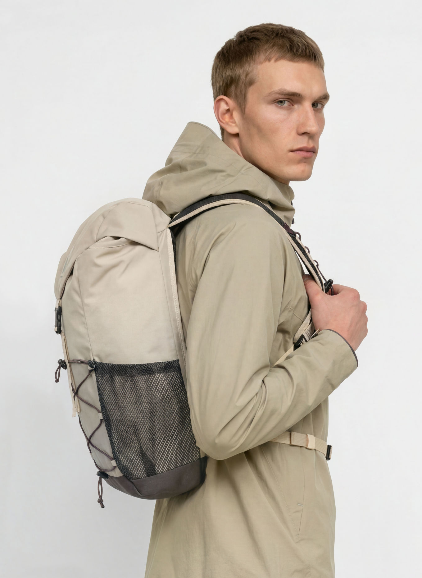 Klättermusen FJÖRM 18-liter Backpack: CREAM / BLACK