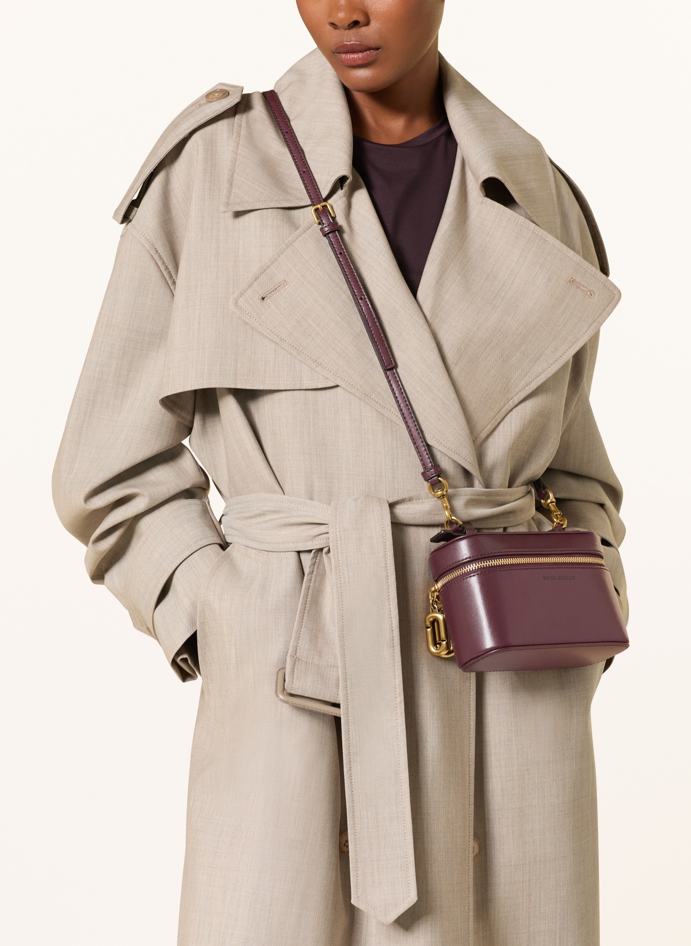 MARC JACOBS Kosmetikpung THE SCENE VANTY BAG: MØRKERØD / GULD