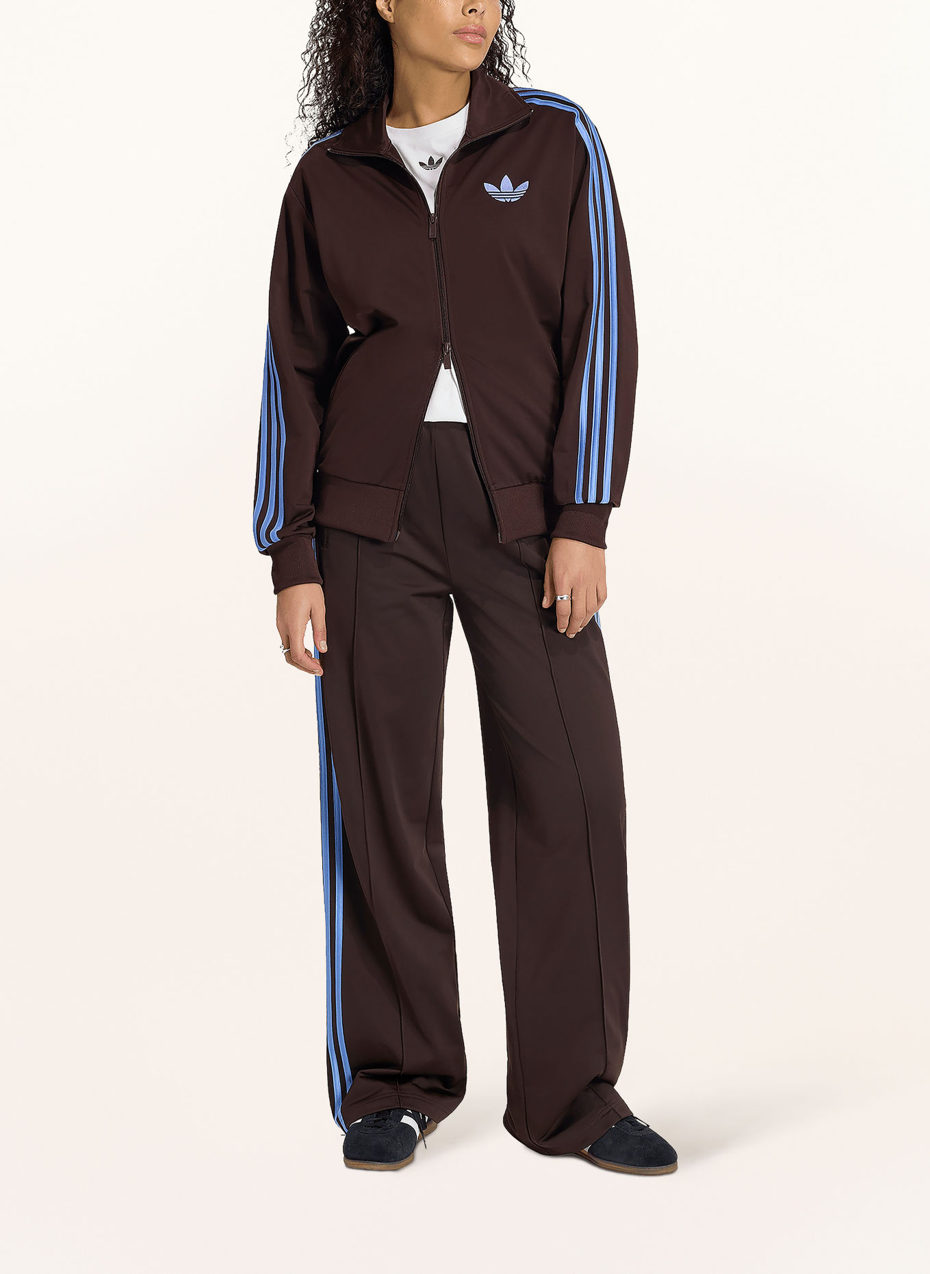 adidas Originals Bunda FIREBIRD LOOSE: TMAVĚ HNĚDÁ / NEONOVĚ MODRÁ