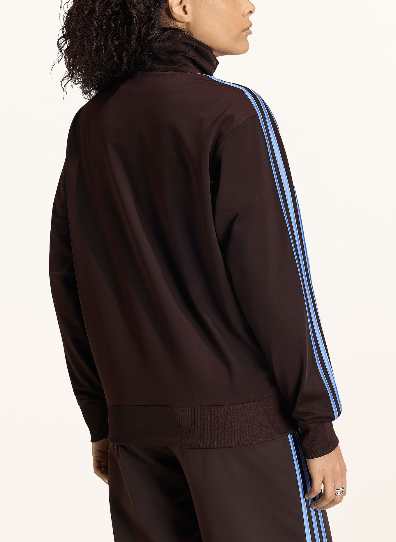 adidas Originals Bunda FIREBIRD LOOSE: TMAVĚ HNĚDÁ / NEONOVĚ MODRÁ