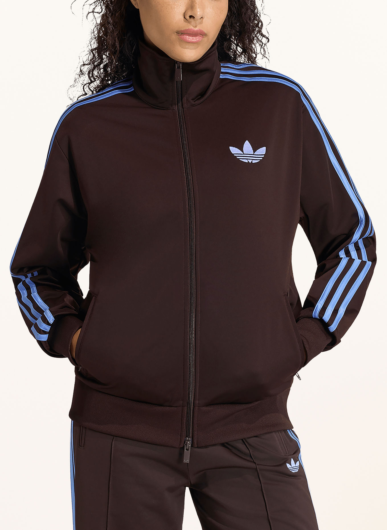 adidas Originals Bunda FIREBIRD LOOSE: TMAVĚ HNĚDÁ / NEONOVĚ MODRÁ