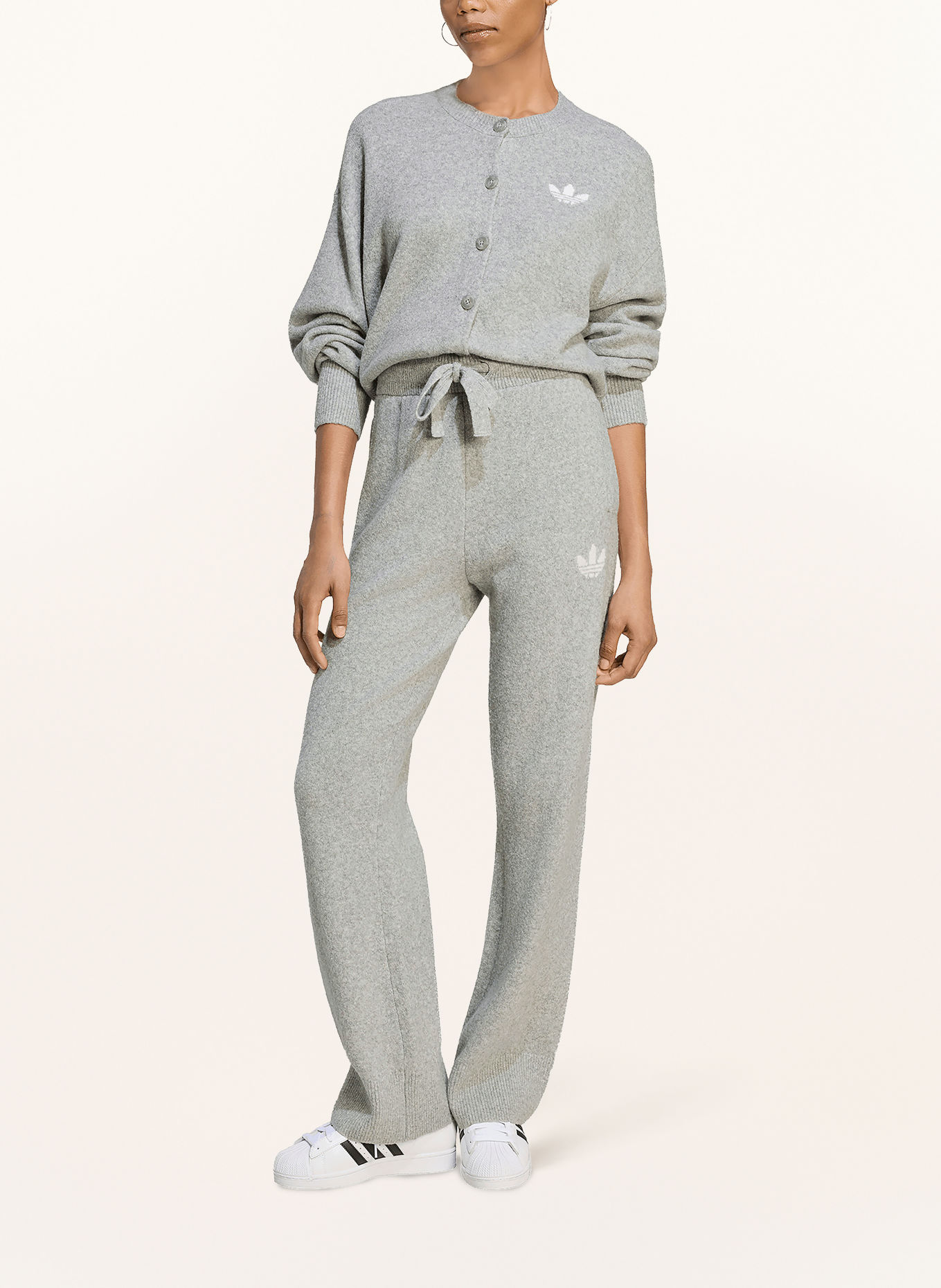 adidas Originals Pletené kalhoty ESSENTIALS: ŠEDÁ / BÍLÁ