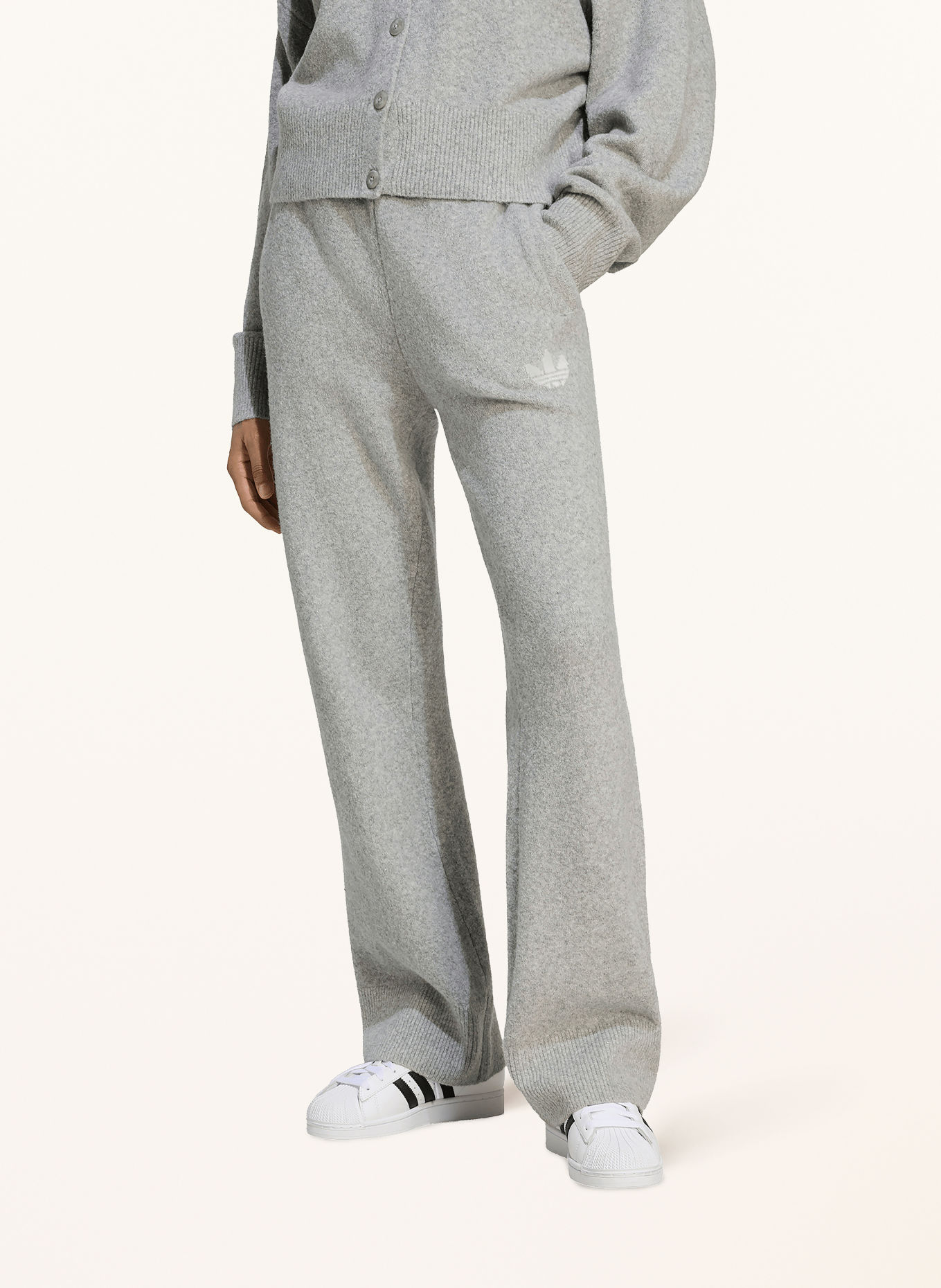 adidas Originals Pletené kalhoty ESSENTIALS: ŠEDÁ / BÍLÁ