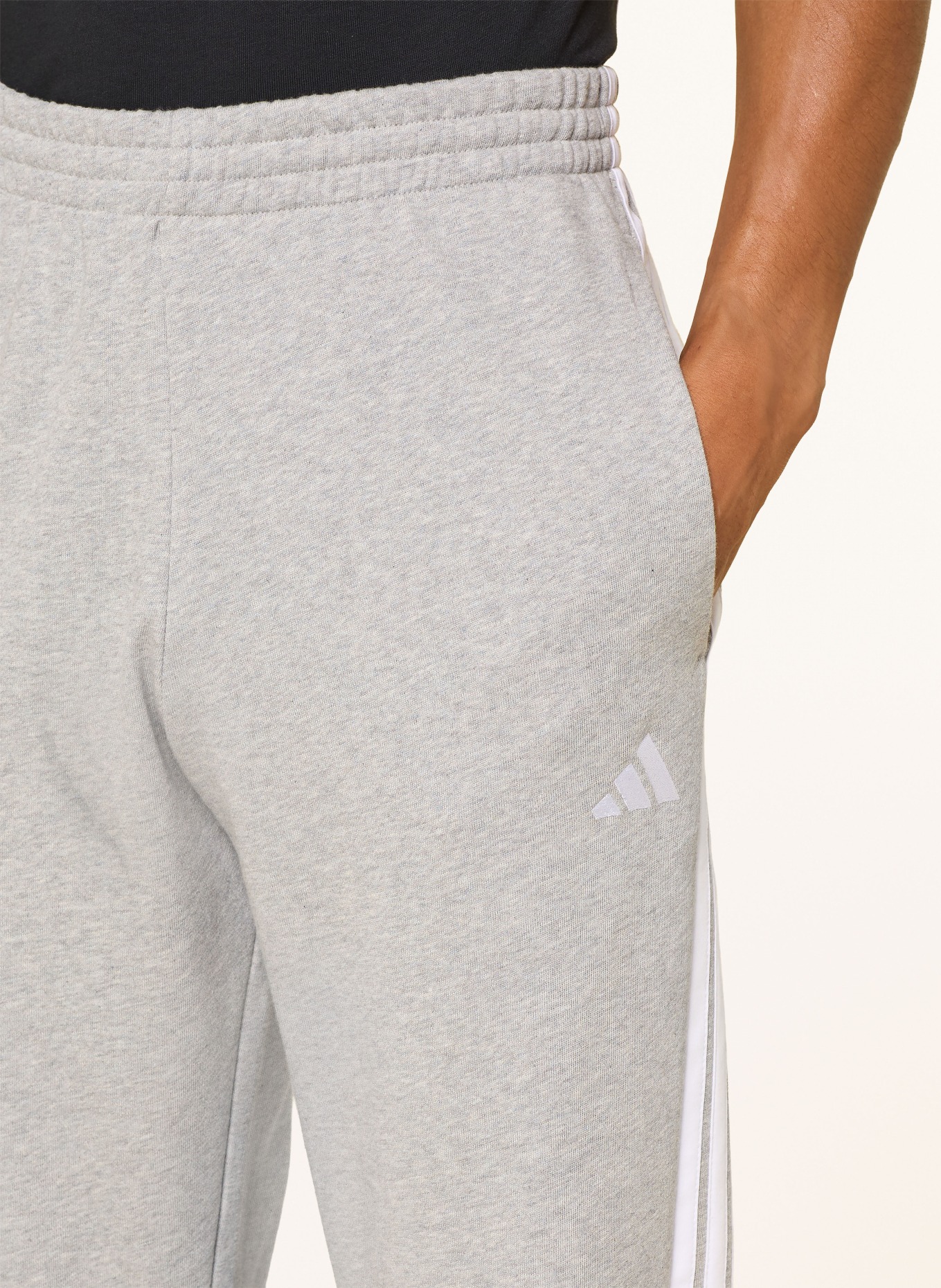 adidas Pantalon en molleton ESSENTIALS 3-STRIPES: GRIS CLAIR / BLANC