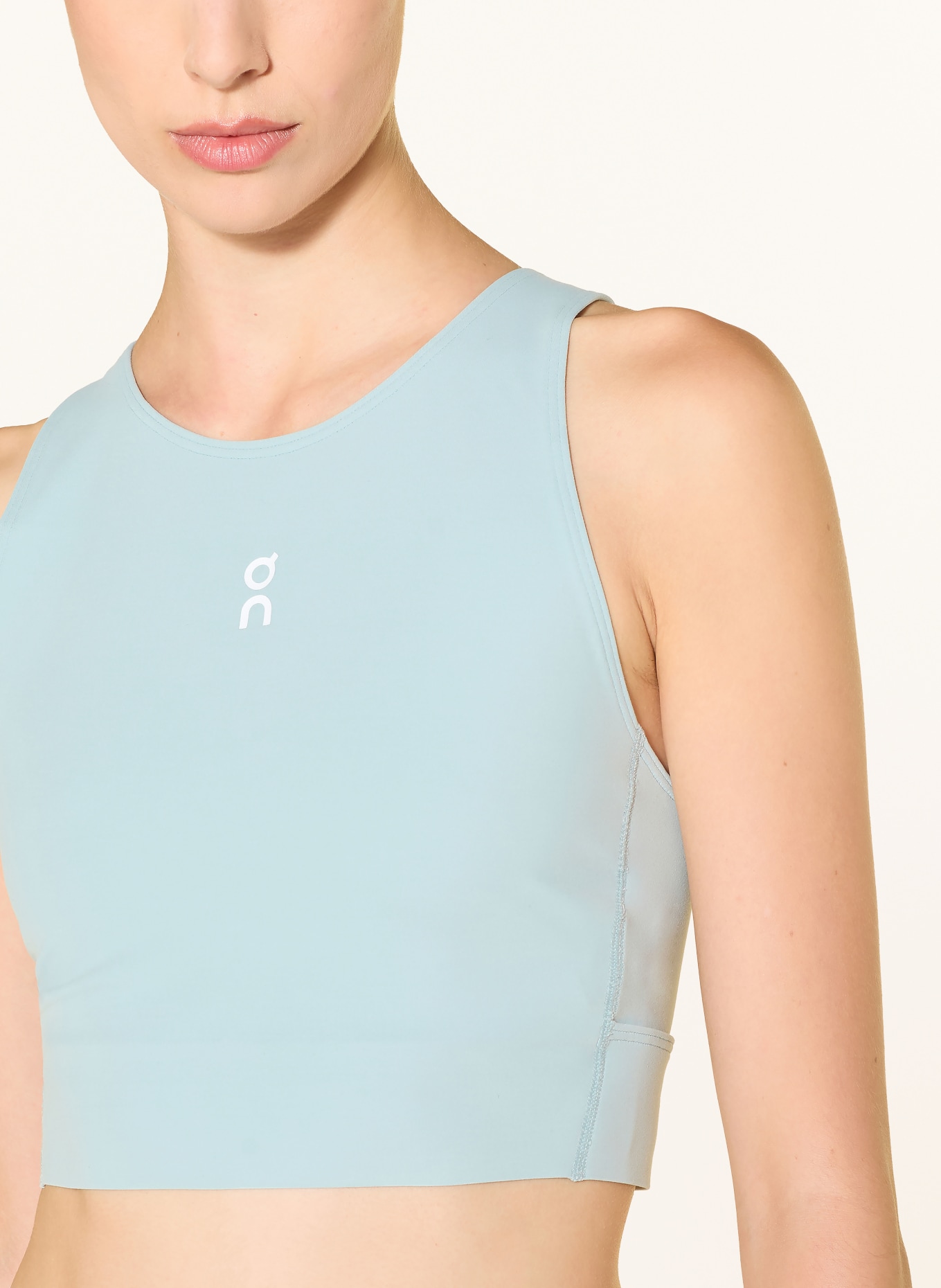 On Cropped-Top COURT mit Cut-outs: TÜRKIS