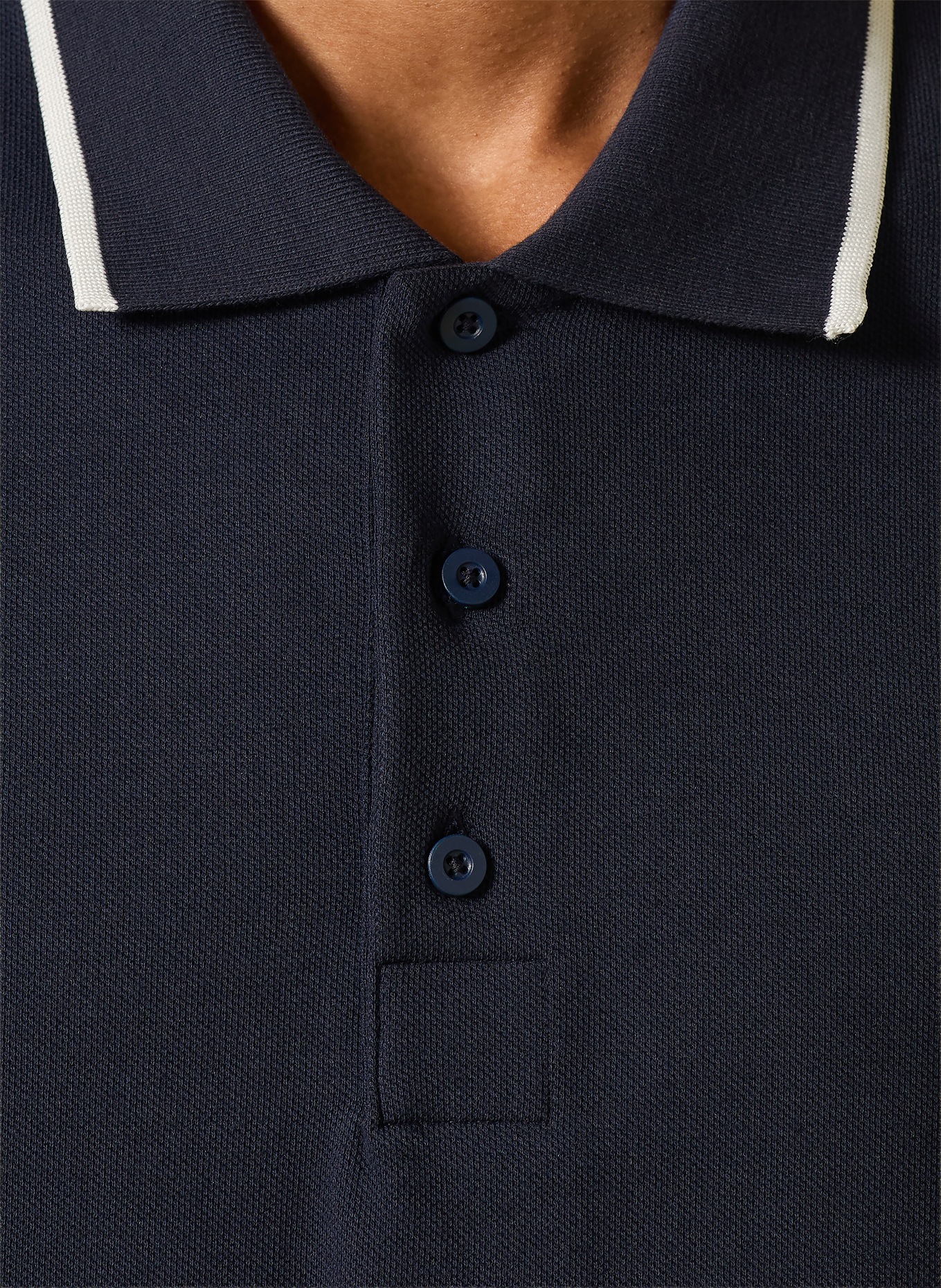 On Piqué-poloshirt COURTSIDE: DONKERBLAUW