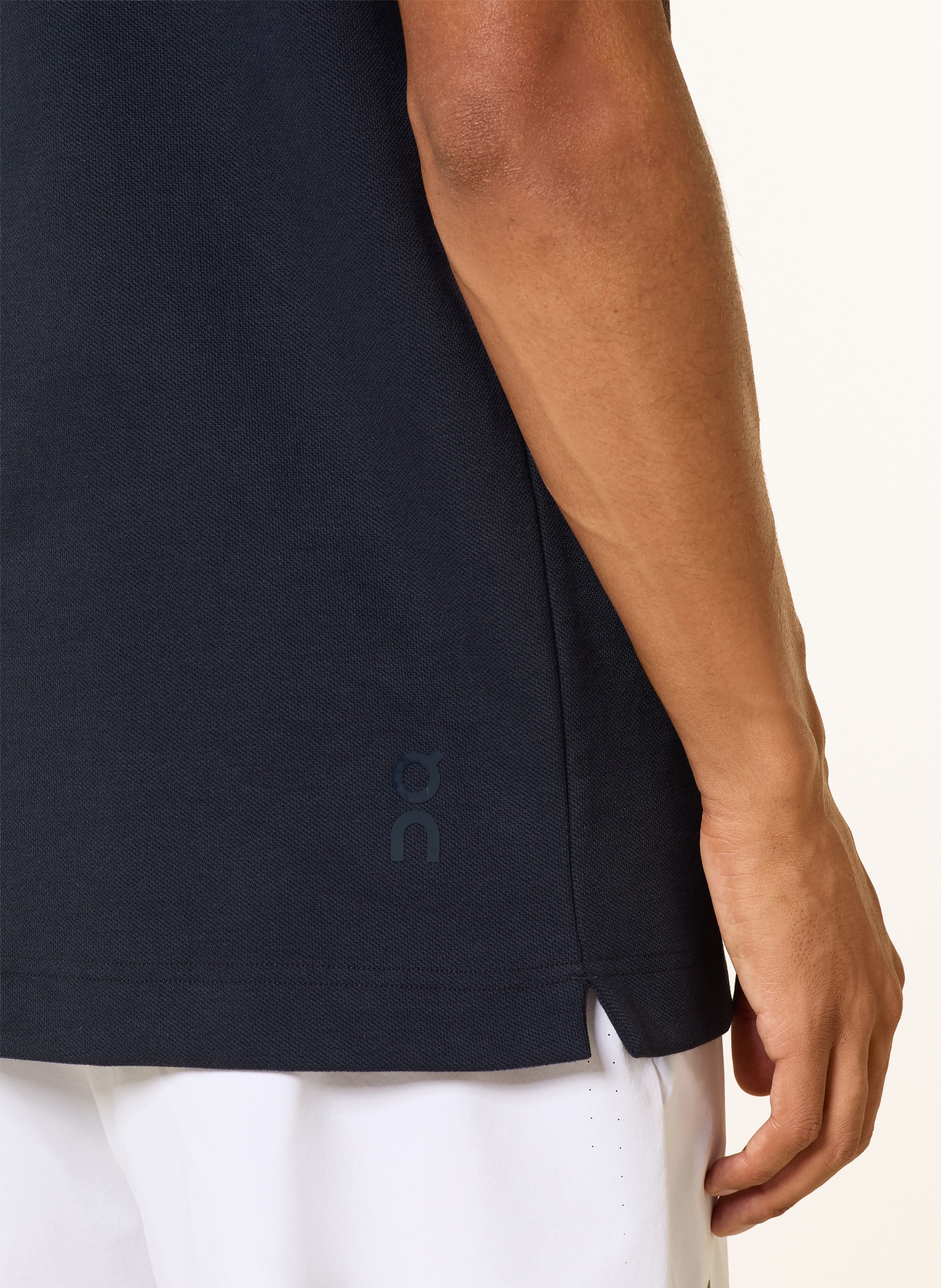 On Piqué-poloshirt COURTSIDE: DONKERBLAUW