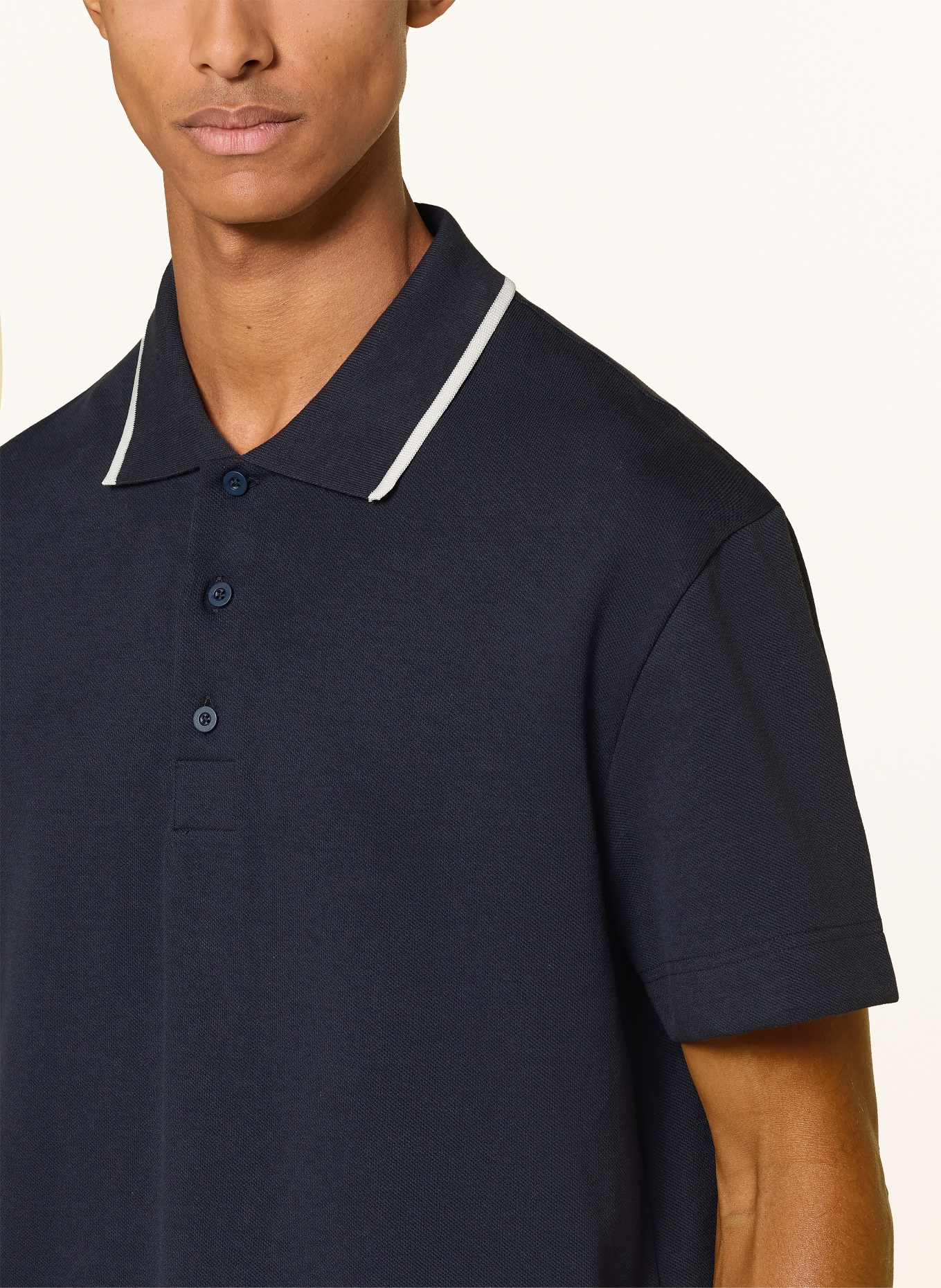 On Piqué-poloshirt COURTSIDE: DONKERBLAUW