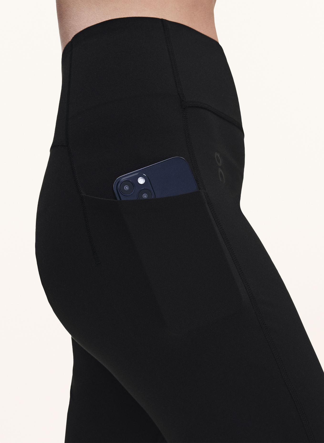 On Yoga-Hose STUDIO: SCHWARZ