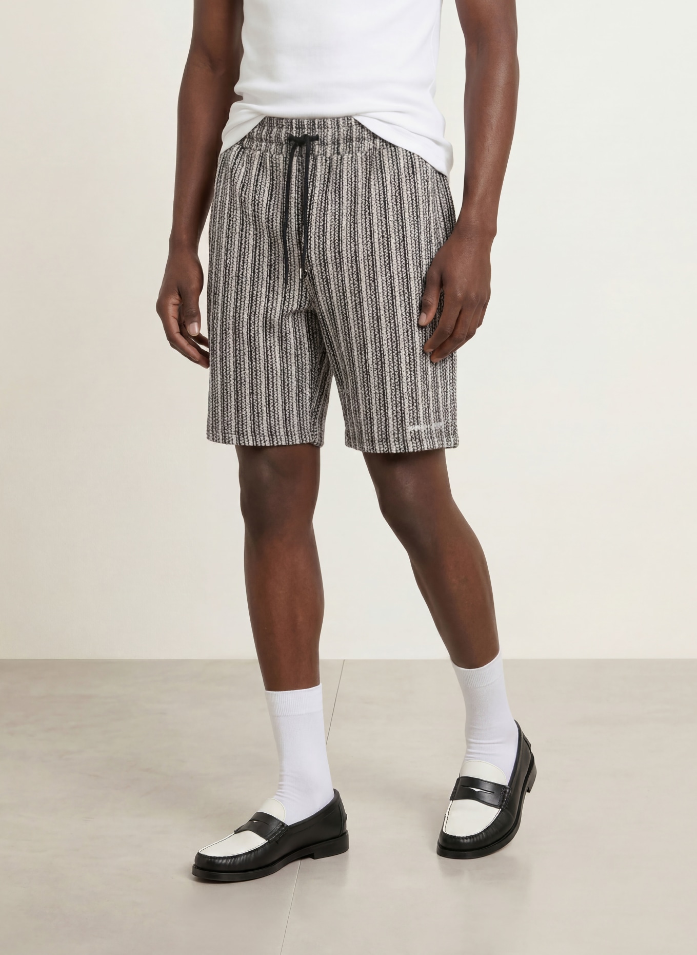 PEGADOR FORNO Shorts: BLACK / WHITE
