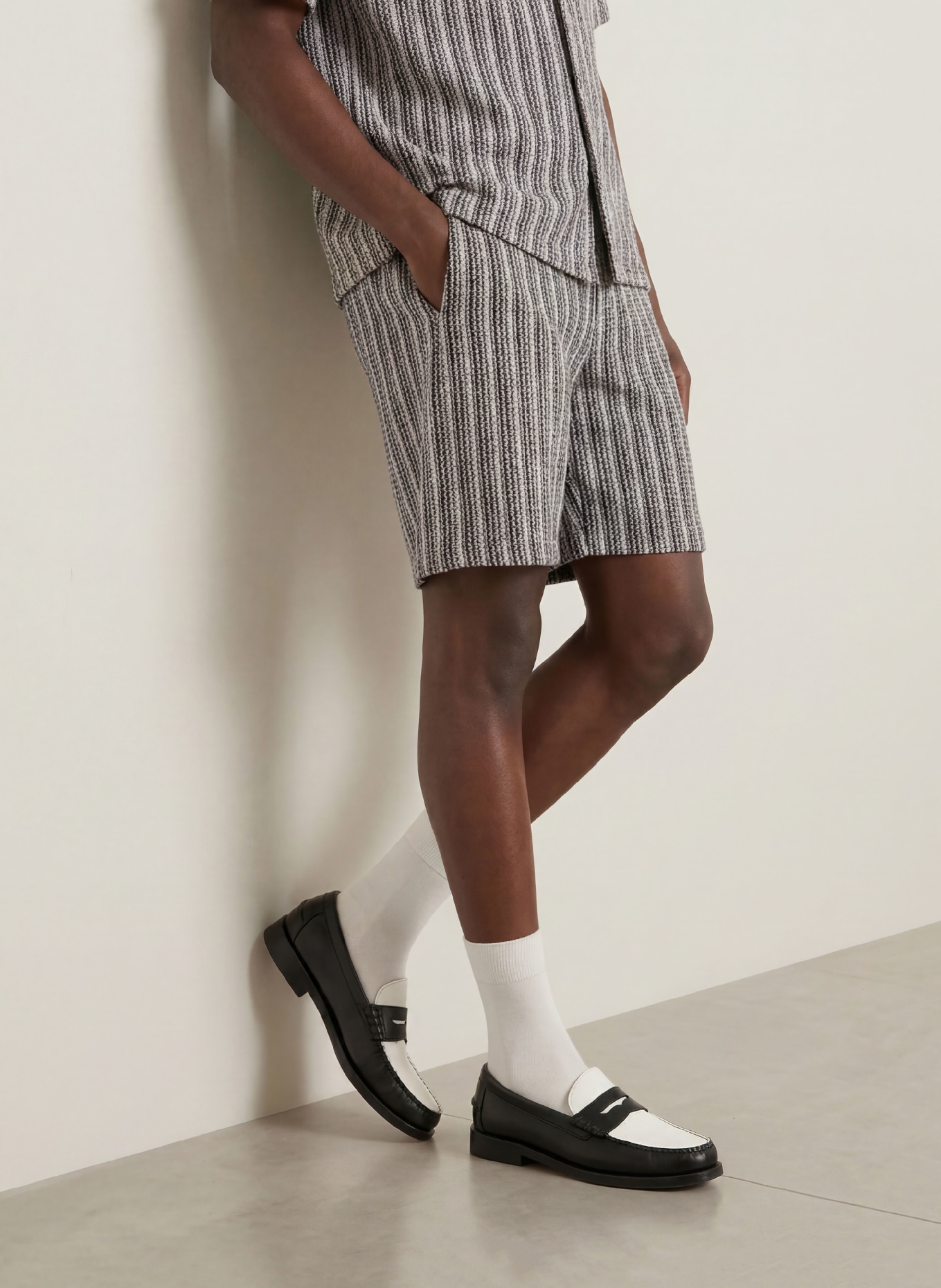 PEGADOR FORNO Shorts: BLACK / WHITE