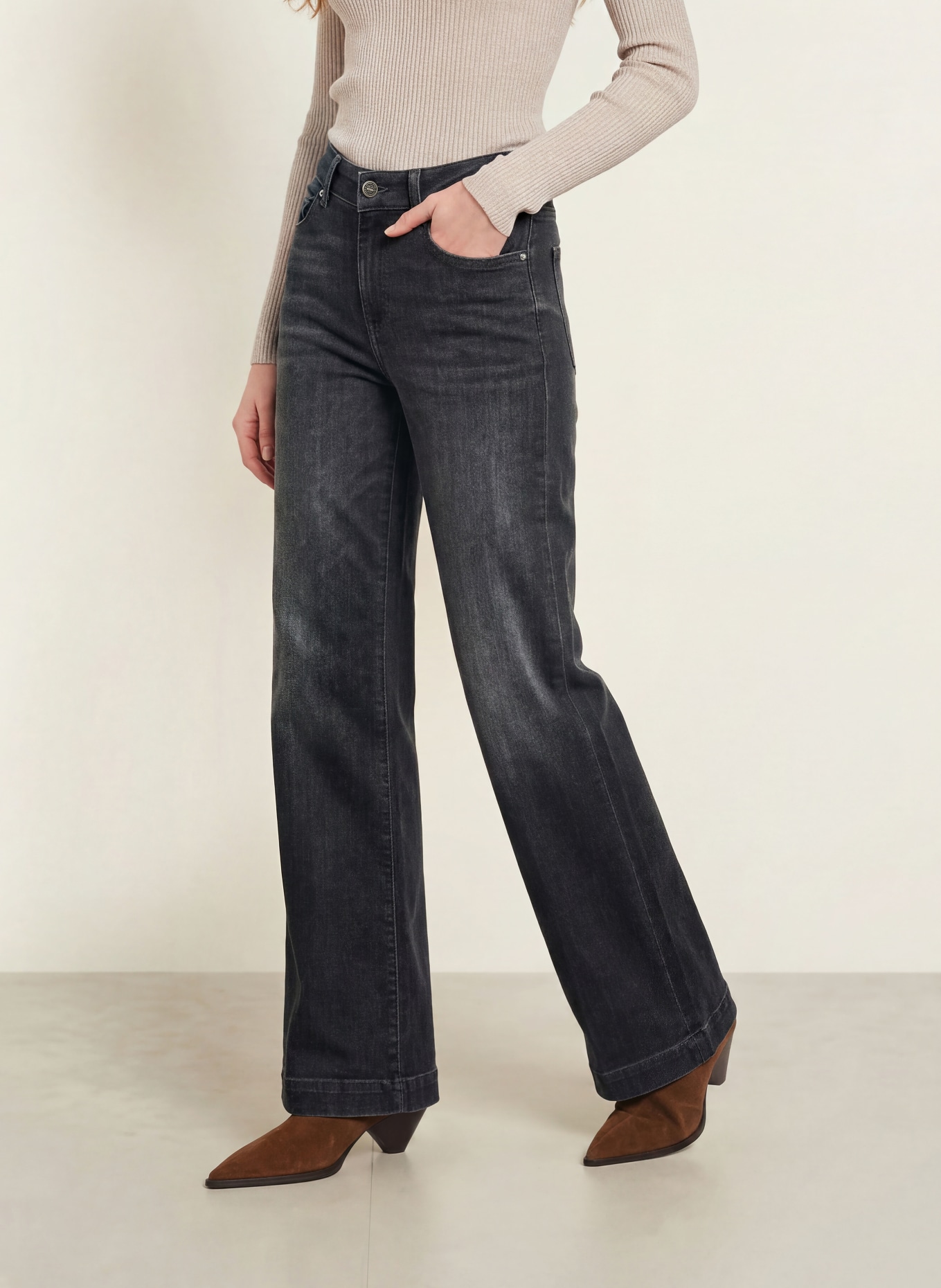 LIU JO Flared jeans: 8S504 Den.Black short suns