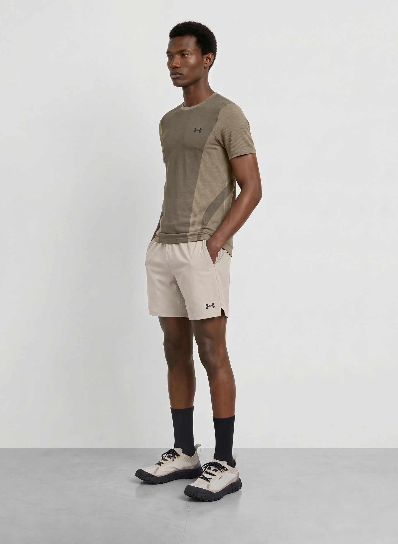 UNDER ARMOUR Funktionsshirt UA VANISH SEAMLESS: KHAKI / SCHWARZ