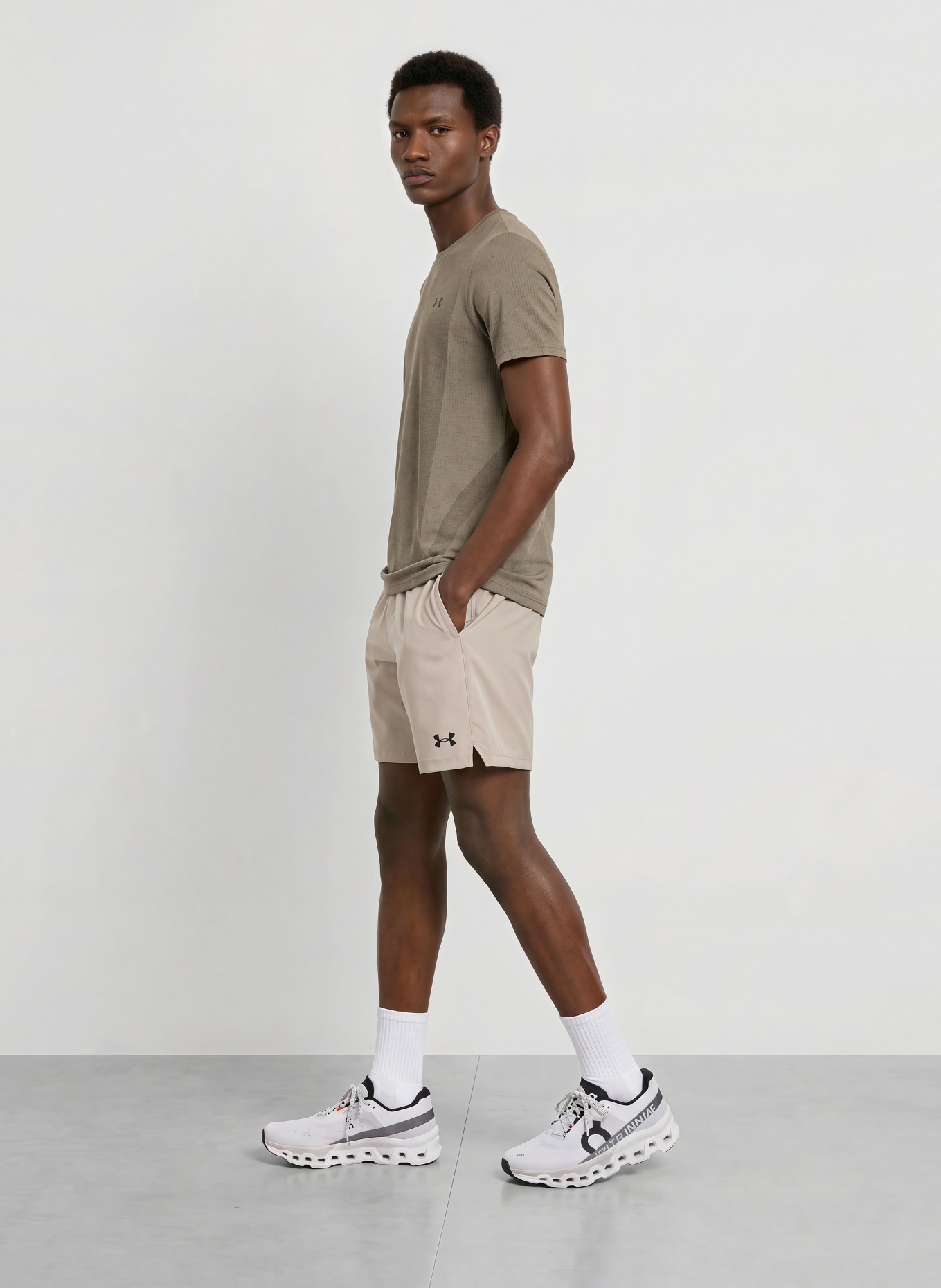 UNDER ARMOUR Trainingsshorts UA VANISH WOVEN 2.0: HELLBRAUN / SCHWARZ