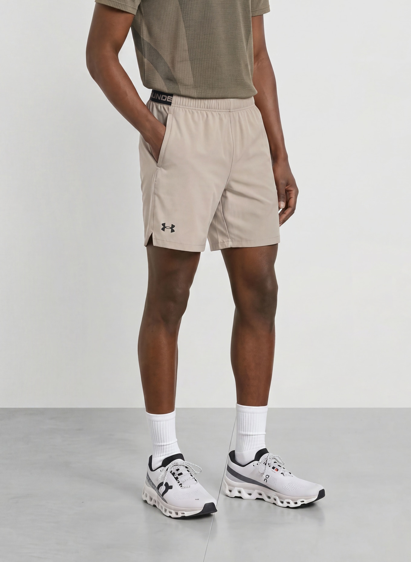 UNDER ARMOUR Trainingsshorts UA VANISH WOVEN 2.0: HELLBRAUN / SCHWARZ