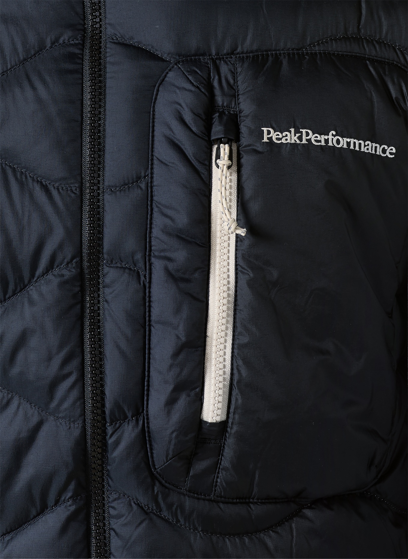 Peak Performance Lehká péřová bunda HELIUM UTILITY: ČERNÁ / BÍLÁ