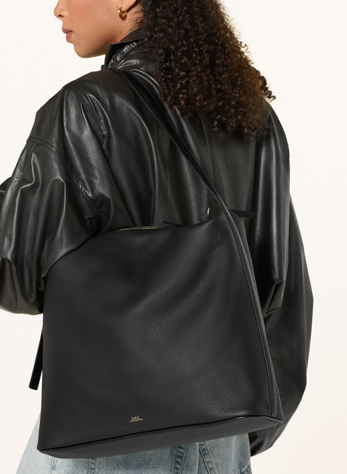 A.P.C. Schoudertas VERA MAXI: ZWART / GOUD