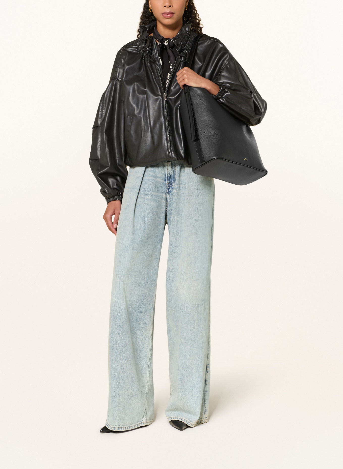 A.P.C. Schoudertas VERA MAXI: ZWART / GOUD