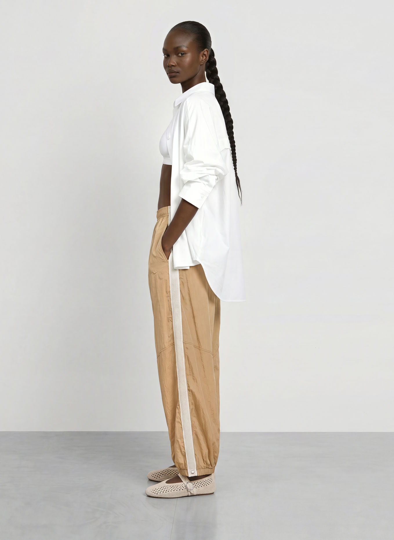 Nike Trainingshose SPORTSWEAR: BEIGE / WEISS