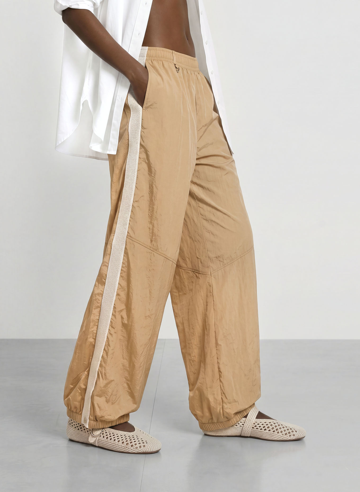 Nike Trainingshose SPORTSWEAR: BEIGE / WEISS