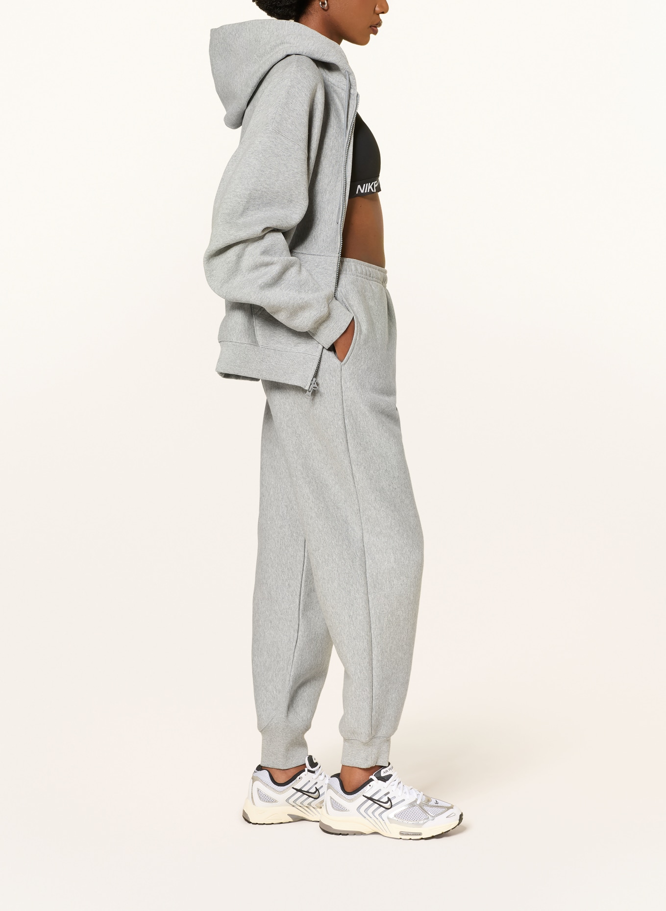 Nike Sweatpant STUDIO: GRIJS