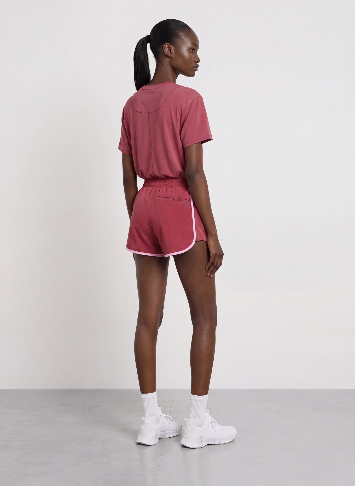 Nike 2-in-1 trainingsshort ONE: DONKERROOD / ROZE