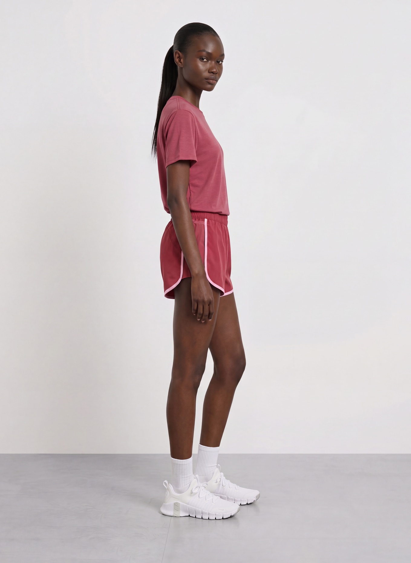Nike 2-in-1 trainingsshort ONE: DONKERROOD / ROZE