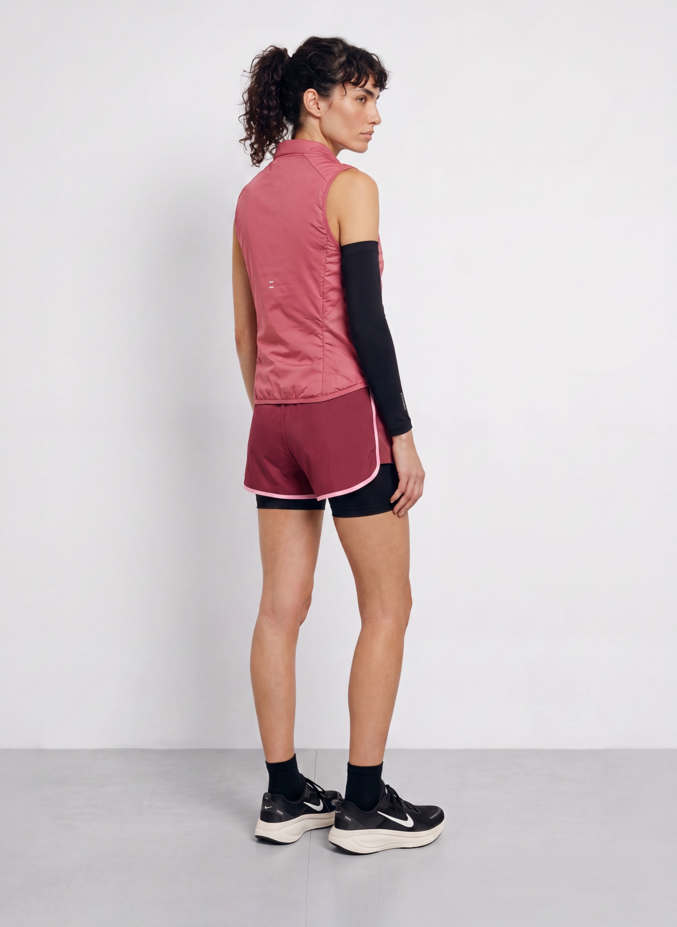 Nike Běžecká vesta TEMPO: STARORŮŽOVÁ