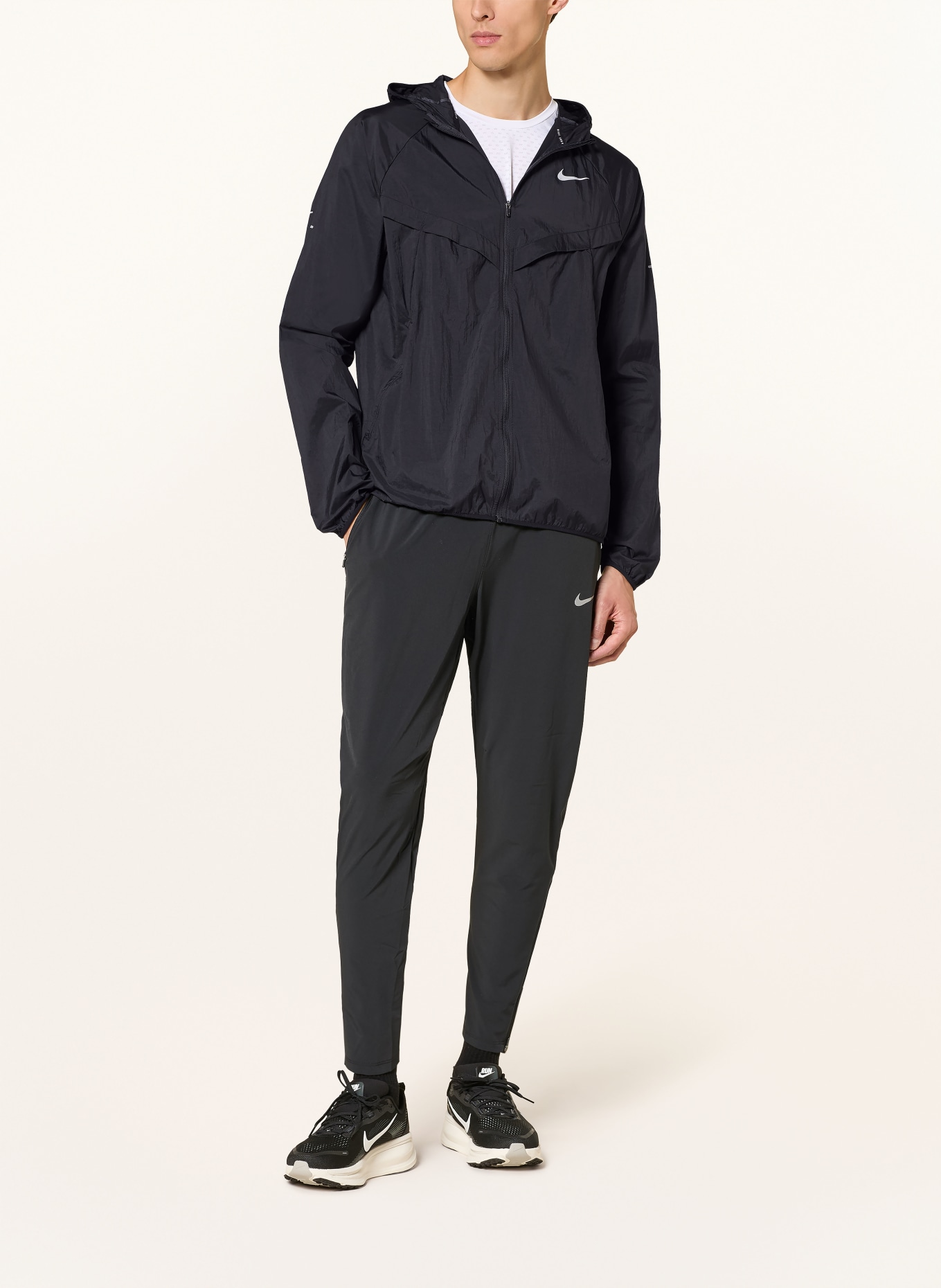 Nike Laufjacke STRIDE REPEL: SCHWARZ