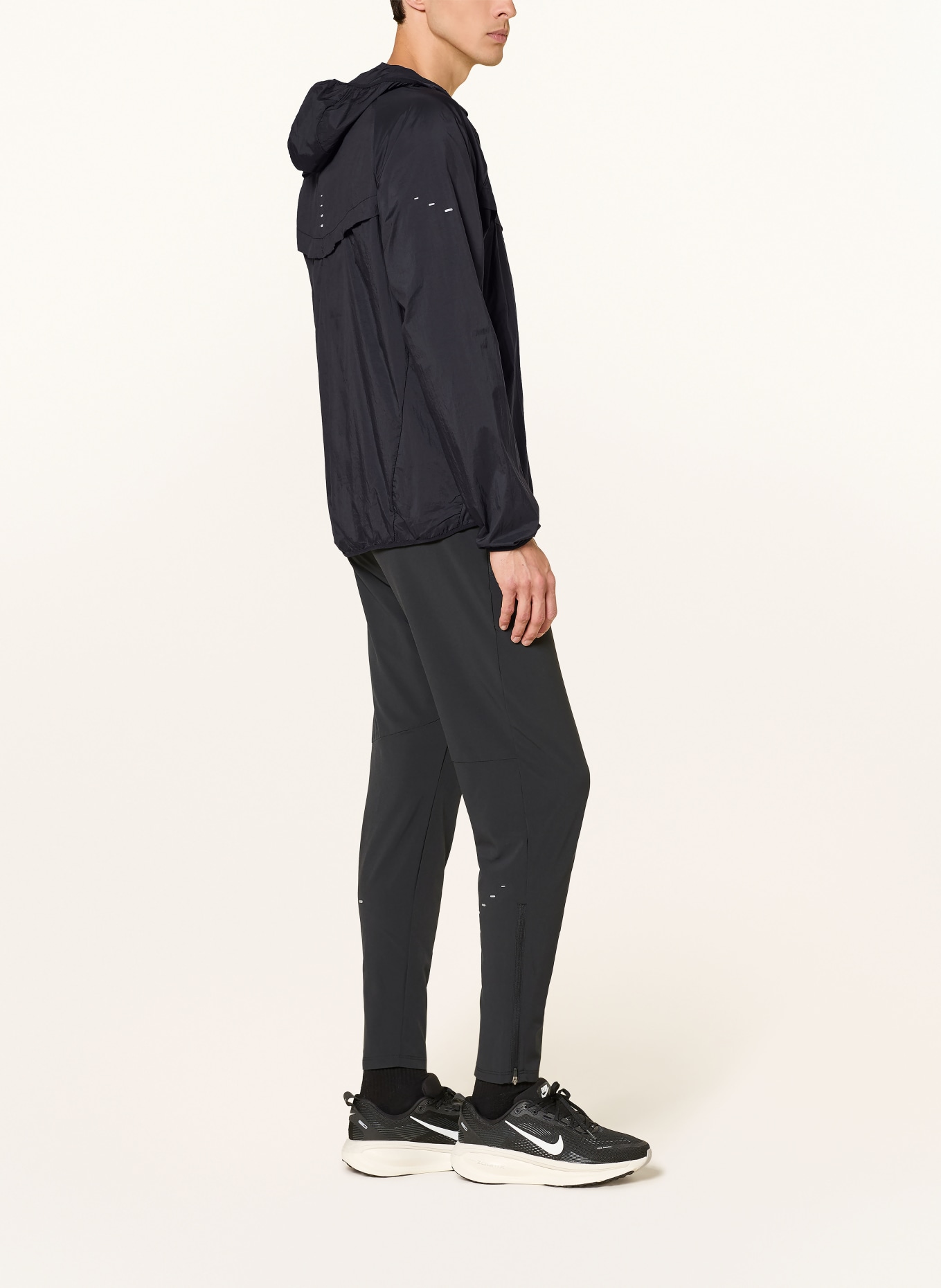 Nike Laufjacke STRIDE REPEL: SCHWARZ
